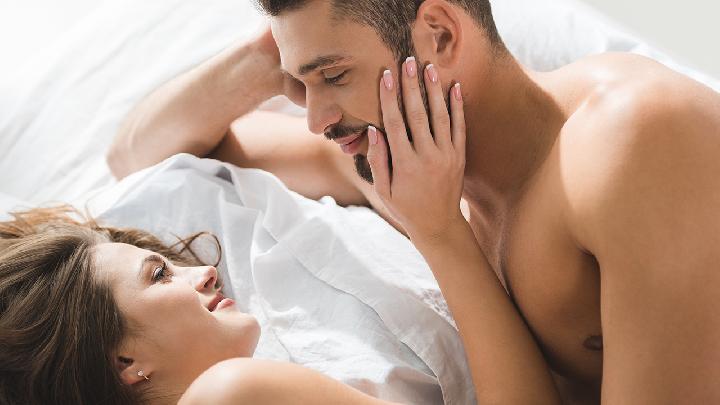 Tình dục Pháp có nghĩa là gì? Làm thế nào để các cặp vợ chồng có quan hệ tình dục chân