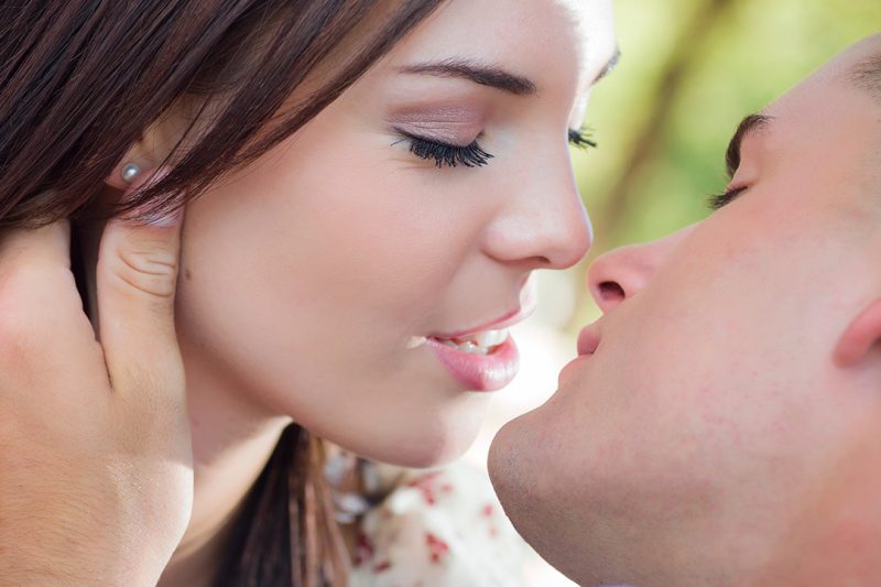 Các kỹ thuật để hôn nam và nữ là gì? Làm thế nào để phụ nữ như đàn ông hôn cô ấy