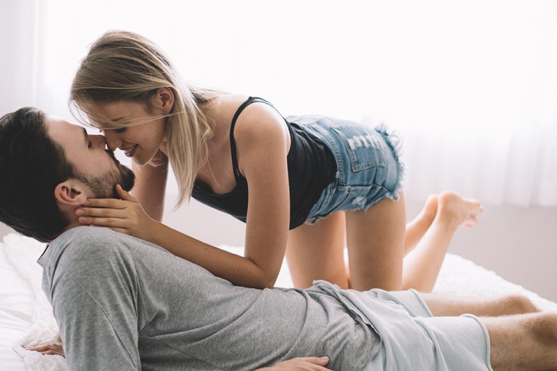 Bạn có cần phải cởi bỏ cơ thể trần truồng của bạn khi bạn đang đảo lộn? Khi nào là thời điểm tốt nhất để yêu tình yêu