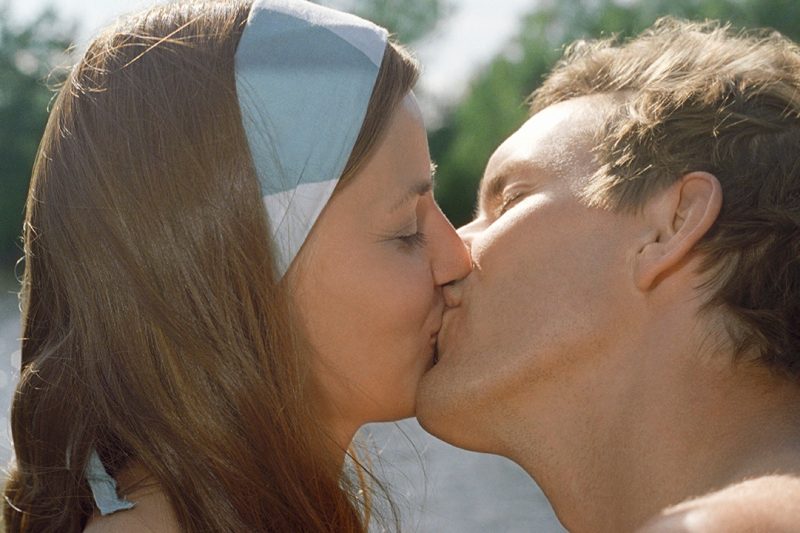 Là một người đàn ông thay đổi vị trí của mình chỉ để làm hài lòng một người phụ nữ? Làm thế nào anh ấy có thể trao một tình yêu lãng mạn cho phụ nữ