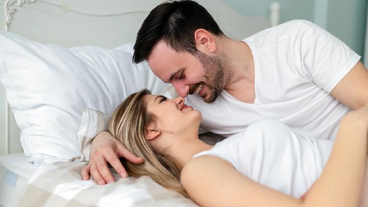 Một người đàn ông mất bao lâu để đứng dậy và xuống vị trí của mình? Làm thế nào để nắm bắt khoảng thời gian trong khi quan hệ tình dục