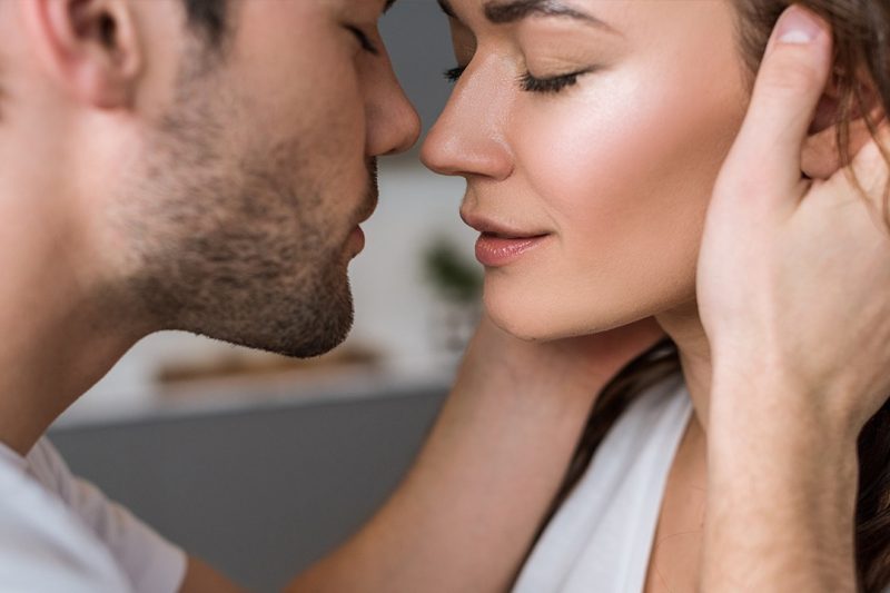Làm thế nào để làm cho một người phụ nữ muốn yêu? Kỹ thuật hôn quyến rũ nhất là gì