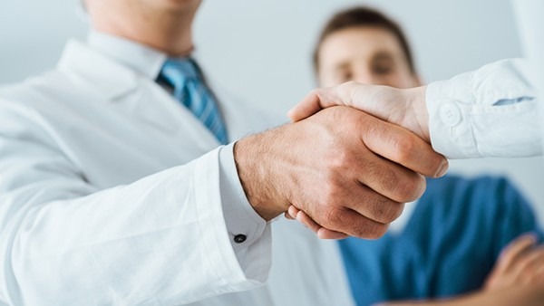 Điều gì khiến mọi người bị nhiễm HIV? Làm thế nào để bảo vệ bản thân khỏi bị nhiễm HIV