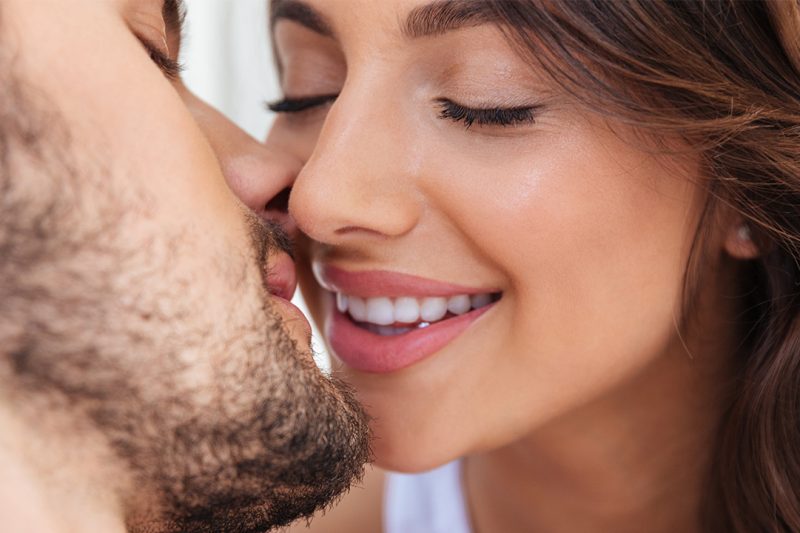 Làm thế nào để yêu phụ nữ vào đêm đầu tiên? Virgins nên lấy loại tư thế tình yêu nào