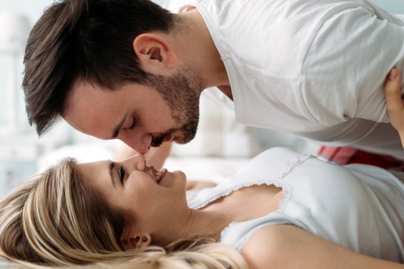 Làm thế nào để các cô gái di chuyển trong khi quan hệ tình dục? Tại sao họ cảm thấy nó mỗi khi họ ở trên đó?