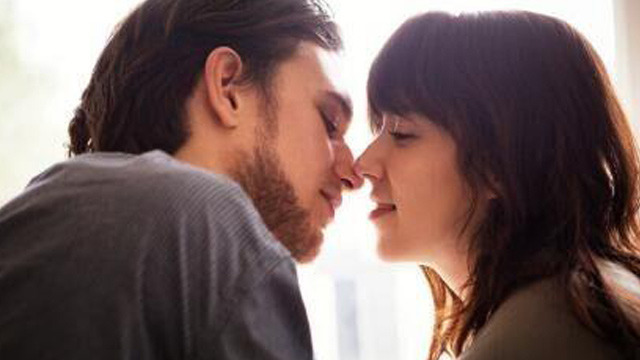 Làm thế nào để làm cho một người phụ nữ muốn yêu? Kỹ thuật hôn quyến rũ nhất là gì