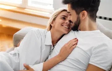 Một người phụ nữ đột nhiên cảm thấy như cô ấy đã đi tiểu, và một dòng nước đột nhiên cảm thấy như cô ấy đã đi tiểu. Tại sao