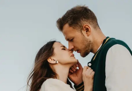 Một người đàn ông có nghĩa là gì khi anh ta nhìn thấy bạn? Một người đàn ông có nghĩa là gì khi anh ta nhìn thấy bạn?